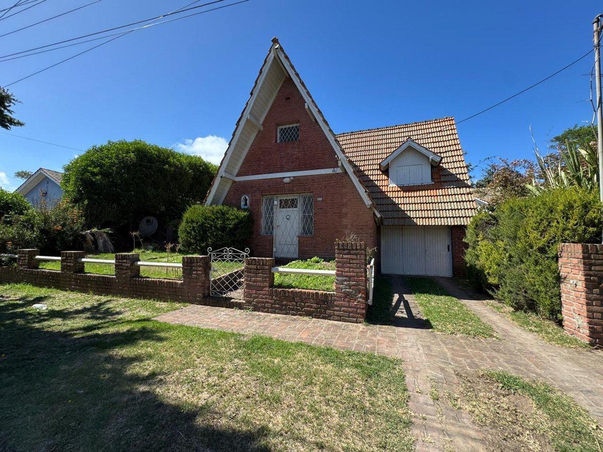 Chalet 4 amb, 154m² con parque y cochera — Alfar