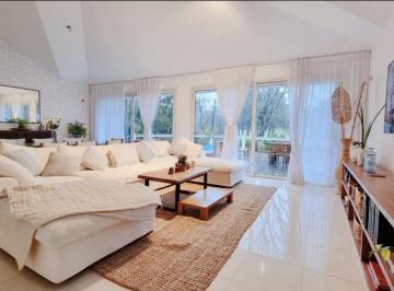 Casa · 486m² · 6 Ambientes · 2 Cocheras · Casa Golf