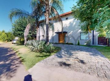 Casa · 380m² · 7 Ambientes · 4 Cocheras · Moderna Casa de Diseño con un Espectacular Jardín Pensado Para Disfrutar Todo El Año