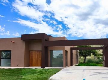 Casa · 140m² · 5 Ambientes · 1 Cochera · Casa en Venta
