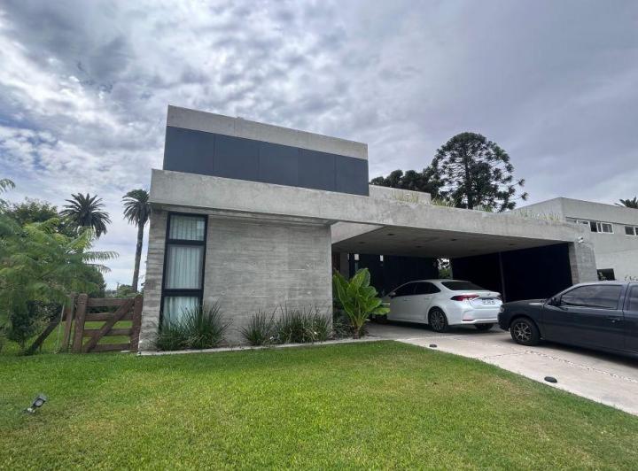 Casa · 190m² · 5 Ambientes · 4 Cocheras