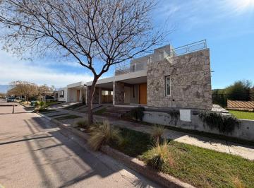 Casa · 300m² · Casa en Venta Barrio Aguribay