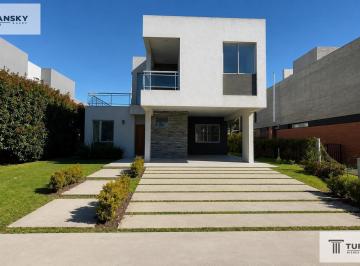 Casa · 230m² · 5 Ambientes · Alquiler - Barrio Privado Los Troncos