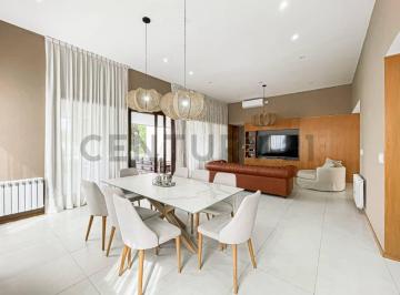 Casa · 258m² · 6 Ambientes · 6 Cocheras · Casa a La Venta de 3 Dorm., Pileta y Solarium Frente Al Lago del Hoyo 2