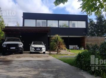 Casa · 220m² · 5 Ambientes · 2 Cocheras · Casa en Venta de 3 Dorm. en Santa Teresa