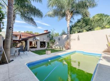 Casa · 374m² · 5 Ambientes · 2 Cocheras · Venta Casa 15 Años con Pileta Quincho y Parque en Quilmes Apto Credito Permuta