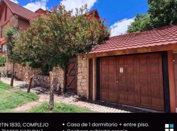 Casa · 80m² · 3 Ambientes · 1 Cochera · Casa Amoblada en Mina Clavero. Cochera. Pileta. Quincho. San Martin 1830.
