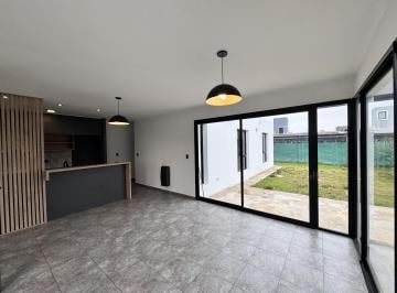 Casa · 250m² · 3 Ambientes · 1 Cochera · Casa - 2 Dorm. - en Alquiler