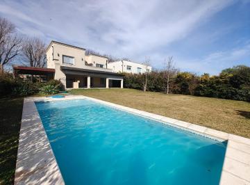 Casa · 210m² · 5 Ambientes · 4 Cocheras · Cas 5 Ambientes y Pileta en Santa Guadalupe Pilar del Este