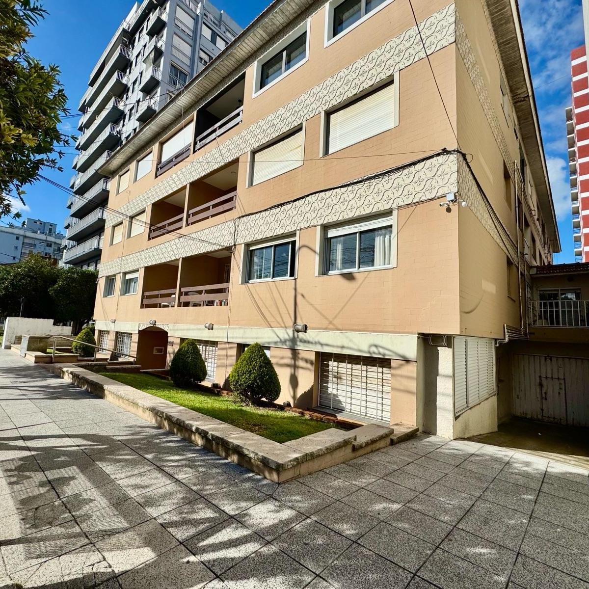Departamento de 5 ambientes en alquiler en Playa Grande