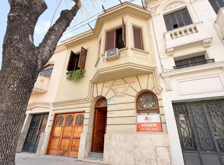 Casa · 211m² · 6 Ambientes · 1 Cochera