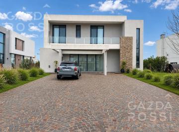 Casa · 220m² · 4 Ambientes · 4 Cocheras · Espectacular Casa en Terralagos, Sector Laguna