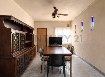 Casa · 31m² · 7 Ambientes · 1 Cochera · Venta - Casa Multifamiliar de 7 Ambientes en Parque Patricios - Ideal 3 Familias o Inversores