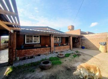 Casa · 98m² · 5 Ambientes · 2 Cocheras · Venta o Permuta Casa 3 Dormi Cochera Pileta Roldan