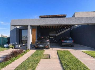 Casa · 220m² · 4 Ambientes · 3 Cocheras · Casa 3 Dorm. Barrio La Quebrada