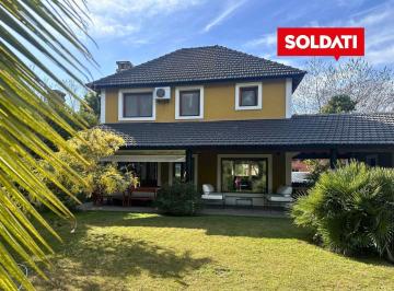Casa · 830m² · 4 Ambientes · 2 Cocheras · Casa en Venta en Exclusiva, 3 Cuartos, Dependencia. Piscina, Jardin. Impecable