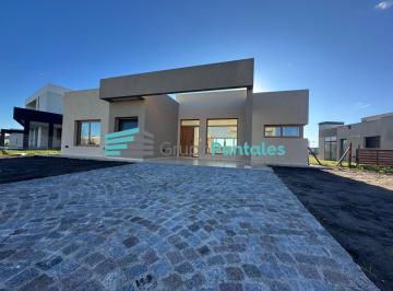 Casa · 142m² · 4 Ambientes · 2 Cocheras · Casa a Estrenar en Barrio San Felipe Canning con Piscina y Vista a Espacio Verde