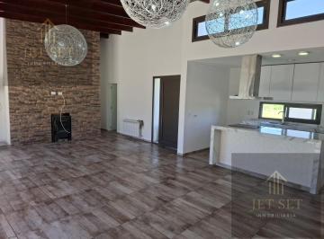 Casa · 180m² · 4 Ambientes · 2 Cocheras · Alquiler Casa 3 Dorm. en Valle del Golf, con Pileta y Seguridad 24 Horas
