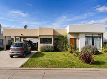 Casa · 152m² · Casa 4 Ambientes Pileta Moderna Barrio Tierras del Mar