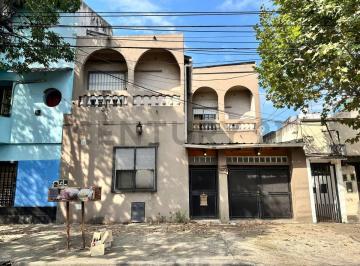 Casa · 220m² · 4 Ambientes · 1 Cochera · Casa 4 Ambientes en Venta en Caseros - Gran Lote