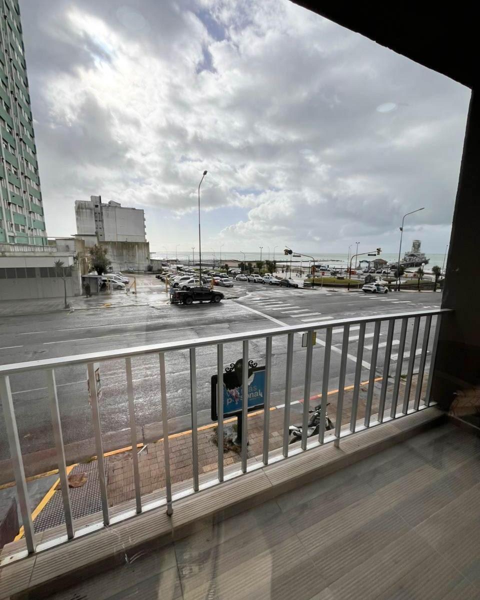 Tres ambientes A la calle con balcón Y vista al mar – reciclado – amoblado Y equipado