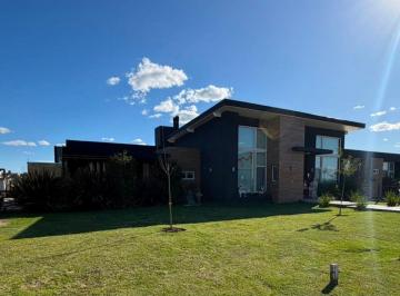 Casa · 230m² · 5 Ambientes · 9 Cocheras · Casa en Venta 6 Ambientes con Pileta y Dos Quincho