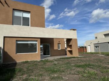 Casa · 80m² · 3 Ambientes · 3 Cocheras · Casa en Alquiler en Casas del Este, Pilar del Este