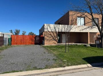 Casa · 80m² · 3 Ambientes · 3 Cocheras · Casa en Venta en Casas del Este, Pilar del Este