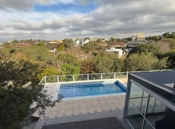 Casa · 300m² · 10 Ambientes · 2 Cocheras · Casa en Estancia Q2