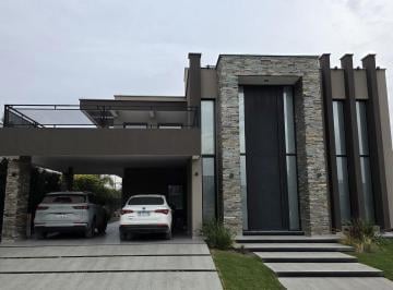 Casa · 440m² · 4 Dormitorios · 2 Cocheras · Casa de Categoria en Alquiler en Las Retamas