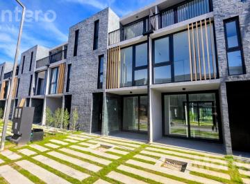 Casa · 127m² · 4 Ambientes · 1 Cochera · Casa Tríplex en Sunny - Camino de Los Remeros Tigre - Parrilla - Lote 84 Interno