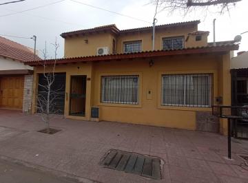 Casa · 220m² · 7 Ambientes · 1 Cochera · Casa en Gobernador Benegas