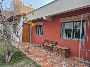 Casa · 140m² · 8 Ambientes · 2 Cocheras · Casa en Venta - Barrio Alta Urquiza Guaymallen