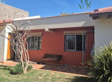 Casa · 140m² · 8 Ambientes · 2 Cocheras · Casa en Venta - Barrio Alta Urquiza Guaymallen