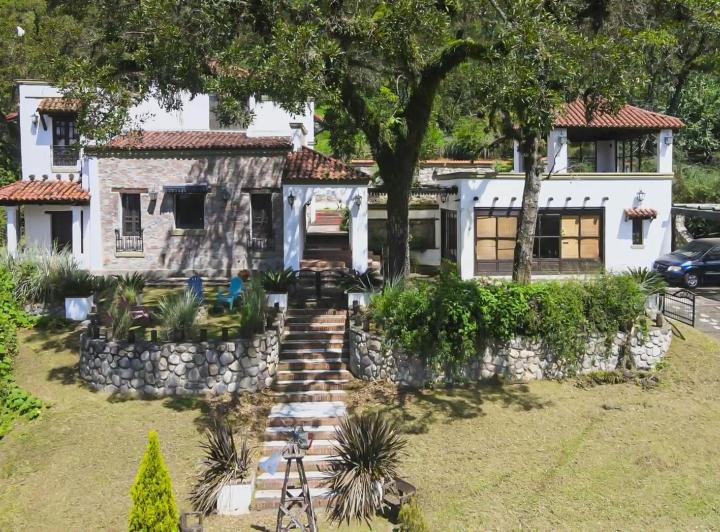 Casa · 360m² · 9 Ambientes · 3 Cocheras