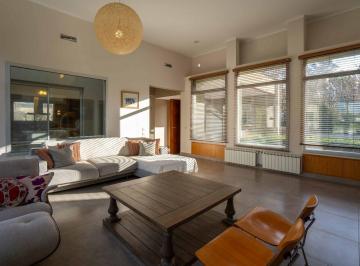 Casa · 260m² · 7 Ambientes · 2 Cocheras · Casa en Venta en Campos de Roca