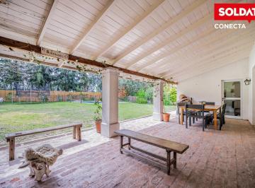 Casa · 231m² · 7 Ambientes · 2 Cocheras · Casa con Pileta en Venta en Barrio Santa Clara - Villanueva