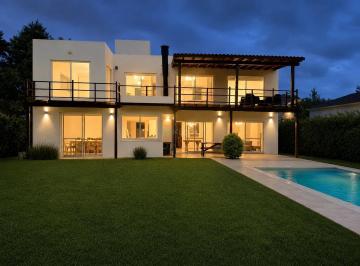 Casa · 250m² · 5 Ambientes · Casa en Alquiler en San Marco, Villanueva, Tigre