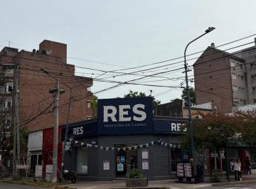 Local comercial · 166m² · 6 Ambientes · 5 Cocheras · Esquina Comercial Sobre Av Cazón con 4 Locales y Potencial Para Desarrollo Inmobiliario