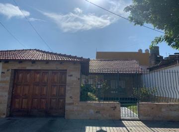 Casa · 180m² · 3 Ambientes · 1 Cochera · Casa en Lote Propio C/ Parque