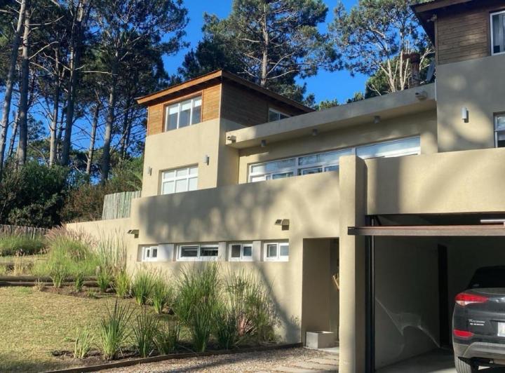 Casa · 10m² · 5 Ambientes · 2 Cocheras