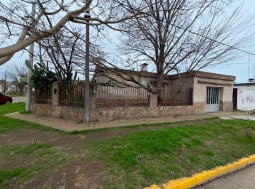Casa · 130m² · 5 Ambientes · 2 Cocheras · Venta Casa a Reciclar en Villa Constitución