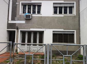 Casa · 95m² · 6 Ambientes · 1 Cochera · Casa Al Frente en Planta Baja