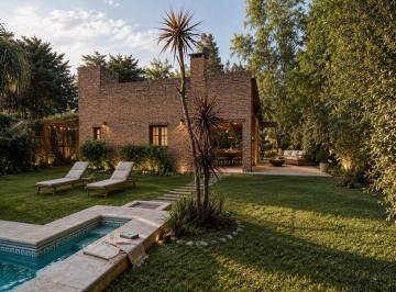 Casa · 65m² · 2 Ambientes · Casa con Piscina y Parque Arbolado Sobre Lote de 640 m² en Cotos de La Alameda