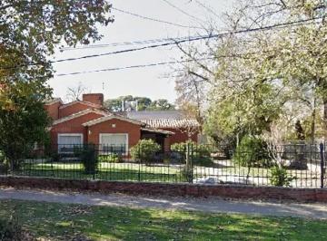 Casa · 248m² · 10 Ambientes · Venta - Casa Cinco Dorm. con Patio a Refaccionar - Fisherton