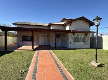 Casa · 112m² · 4 Ambientes · 2 Cocheras · Casa de 2 Dorm., Patio, Cochera Para Dos Autos. Venado Tuerto