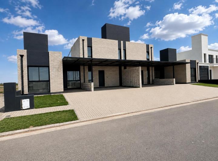 Casa · 91m² · 4 Ambientes · 2 Cocheras