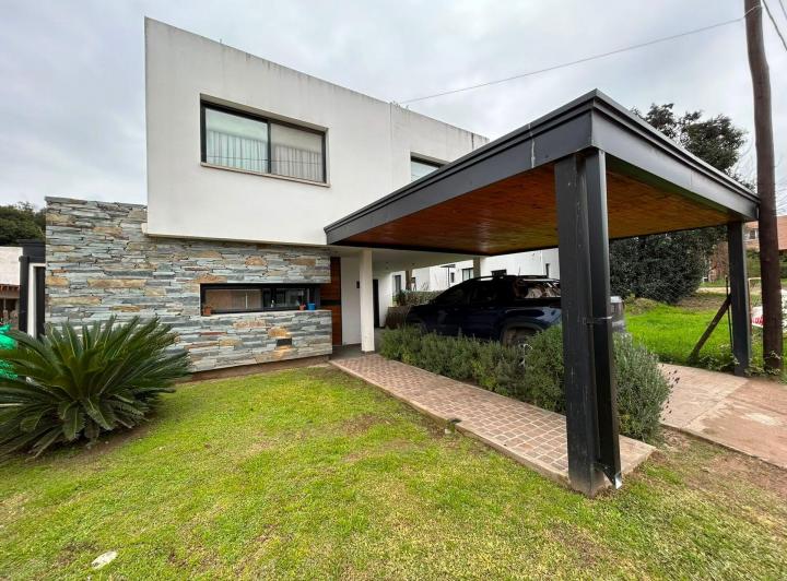 Casa · 220m² · 8 Ambientes · 2 Cocheras