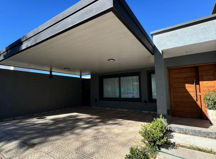 Casa · 300m² · 3 Ambientes · 2 Cocheras