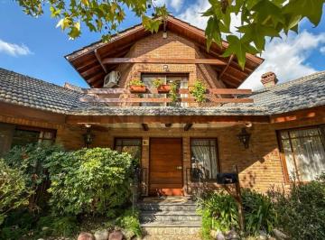 Casa · 316m² · 7 Ambientes · 2 Cocheras · Oportunidad Única: Espectacular Casa en Venta en Mapuche C. C.